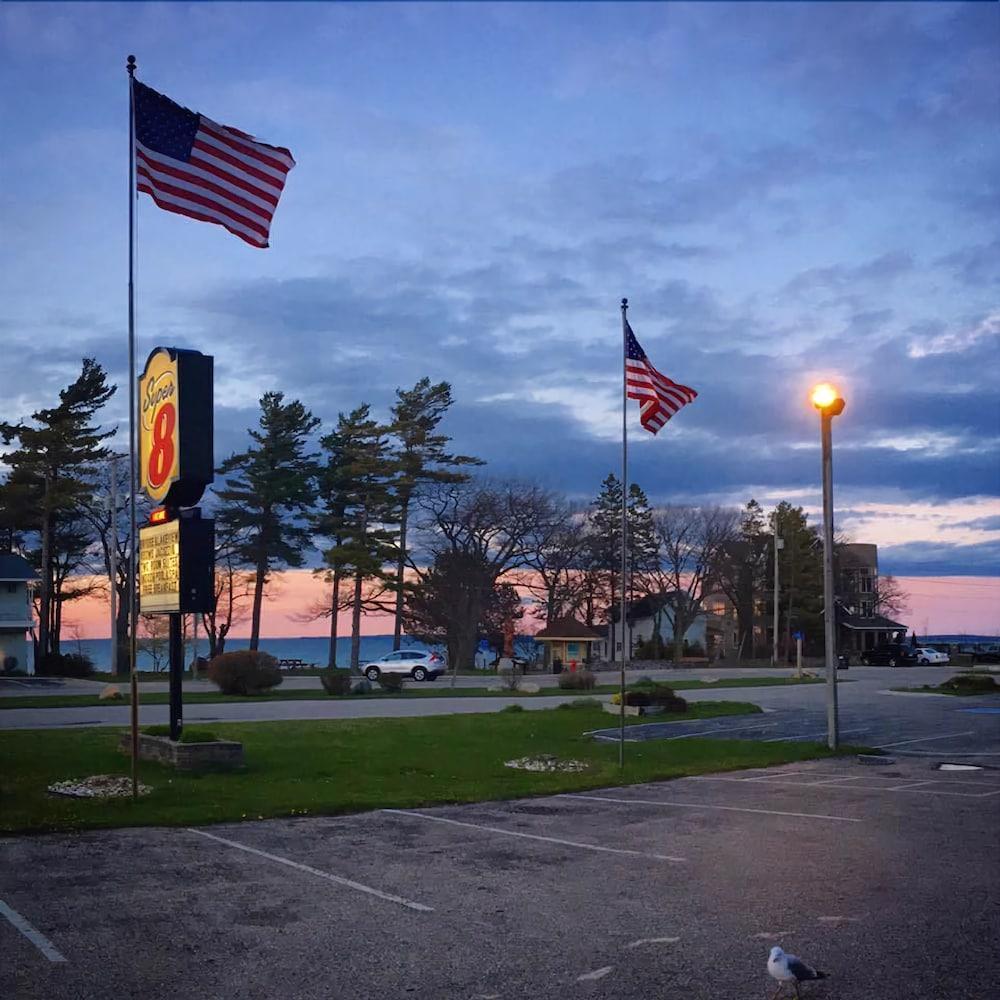 Super 8 By Wyndham Bridgeview Of Mackinaw City Dış mekan fotoğraf