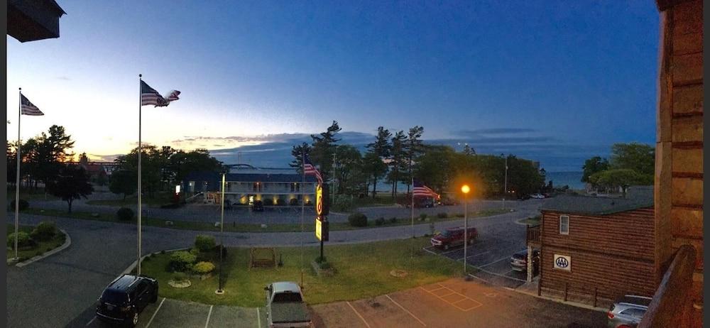 Super 8 By Wyndham Bridgeview Of Mackinaw City Dış mekan fotoğraf
