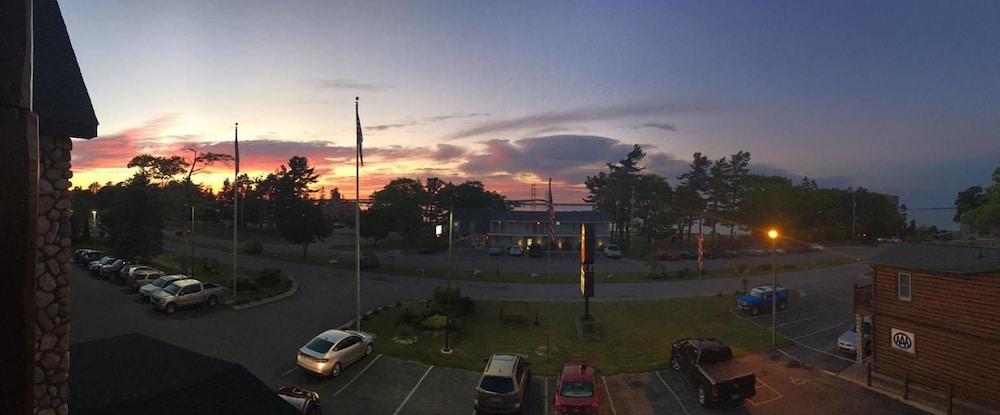 Super 8 By Wyndham Bridgeview Of Mackinaw City Dış mekan fotoğraf