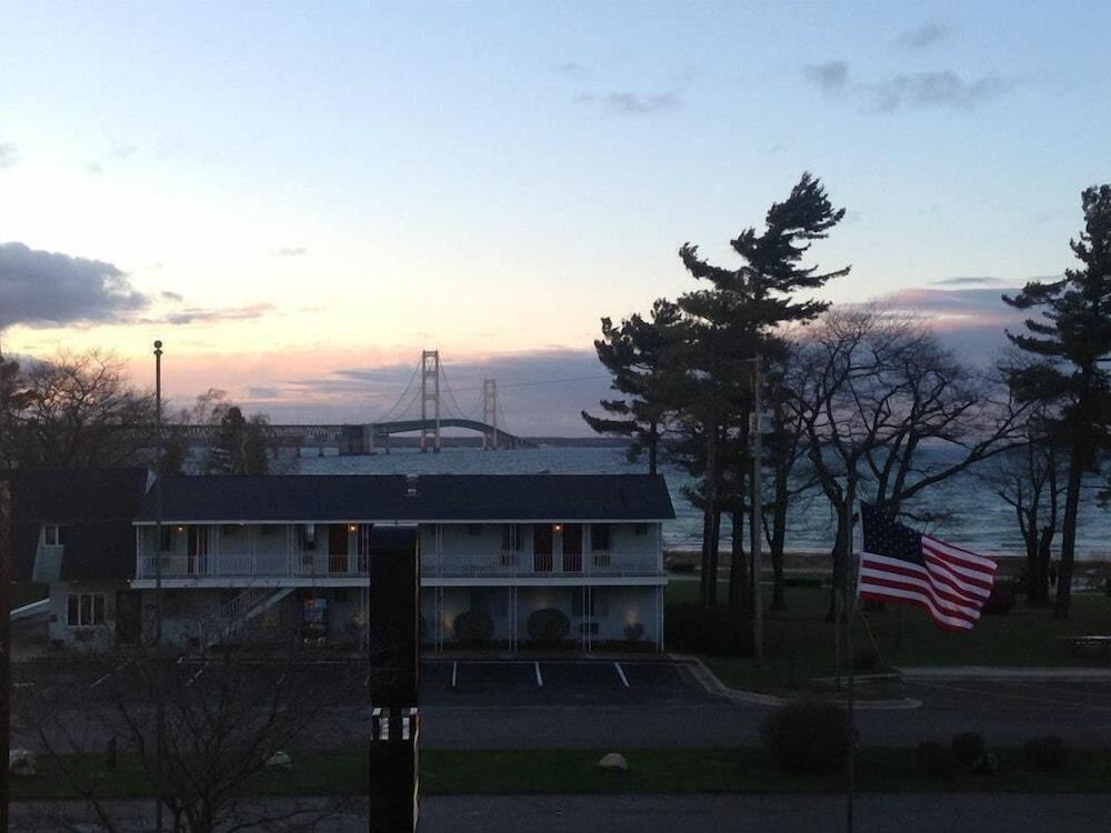 Super 8 By Wyndham Bridgeview Of Mackinaw City Dış mekan fotoğraf