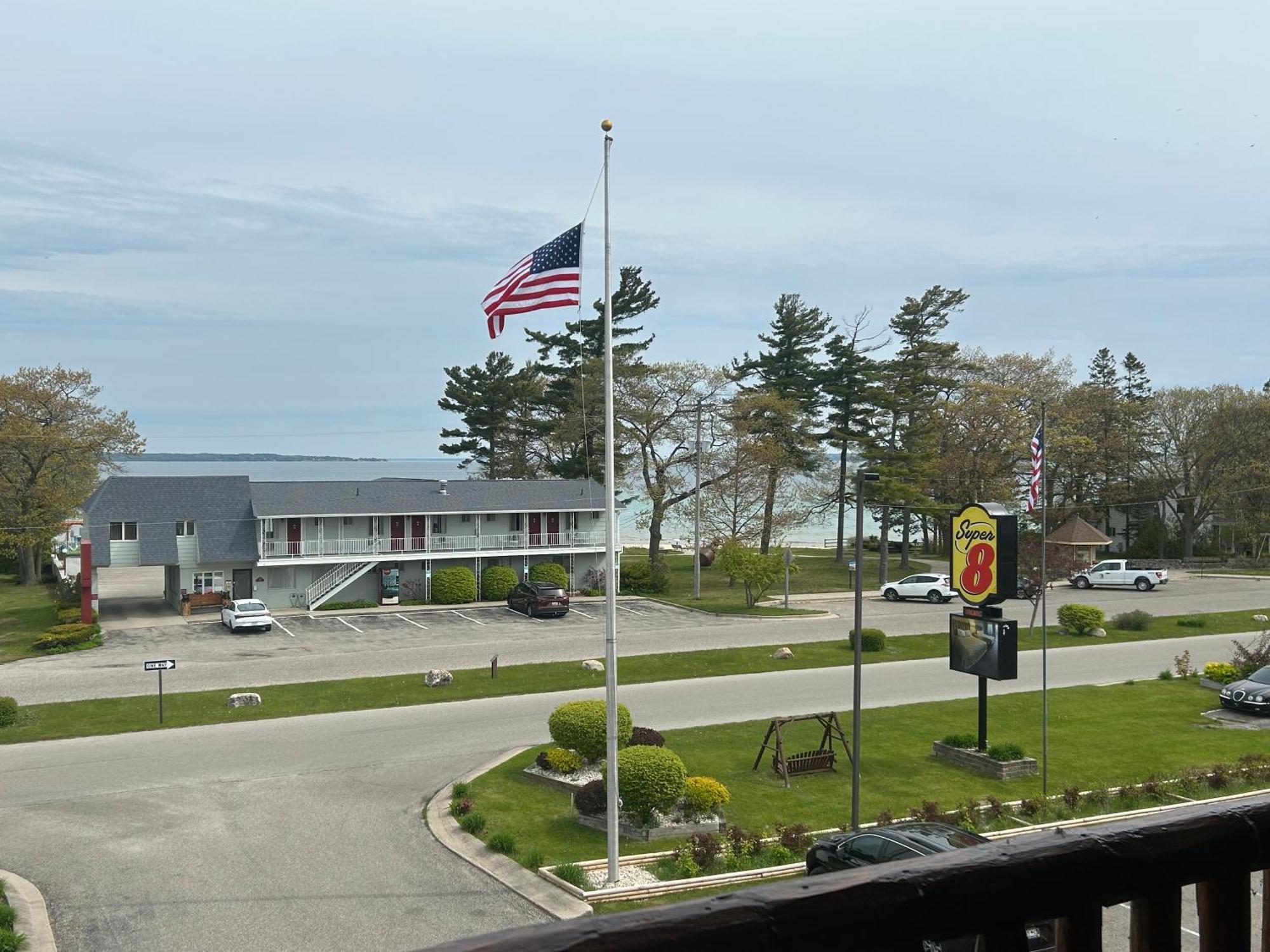 Super 8 By Wyndham Bridgeview Of Mackinaw City Dış mekan fotoğraf