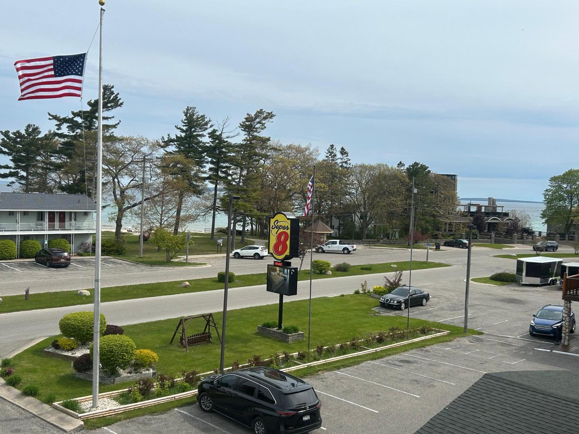 Super 8 By Wyndham Bridgeview Of Mackinaw City Dış mekan fotoğraf
