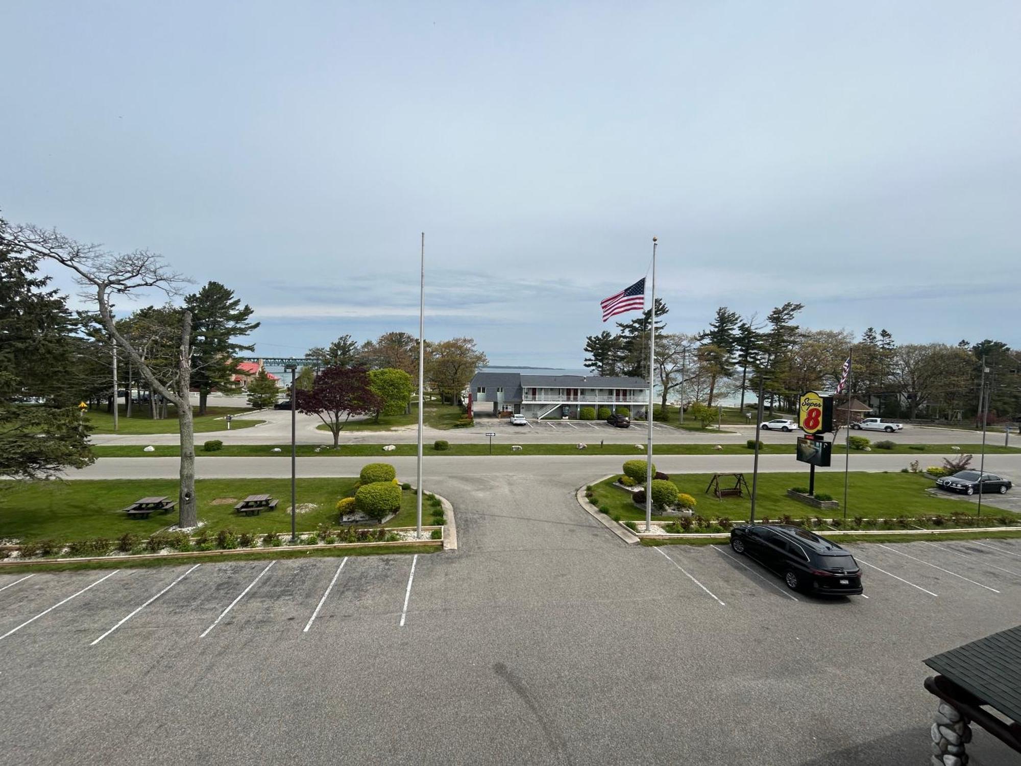 Super 8 By Wyndham Bridgeview Of Mackinaw City Dış mekan fotoğraf