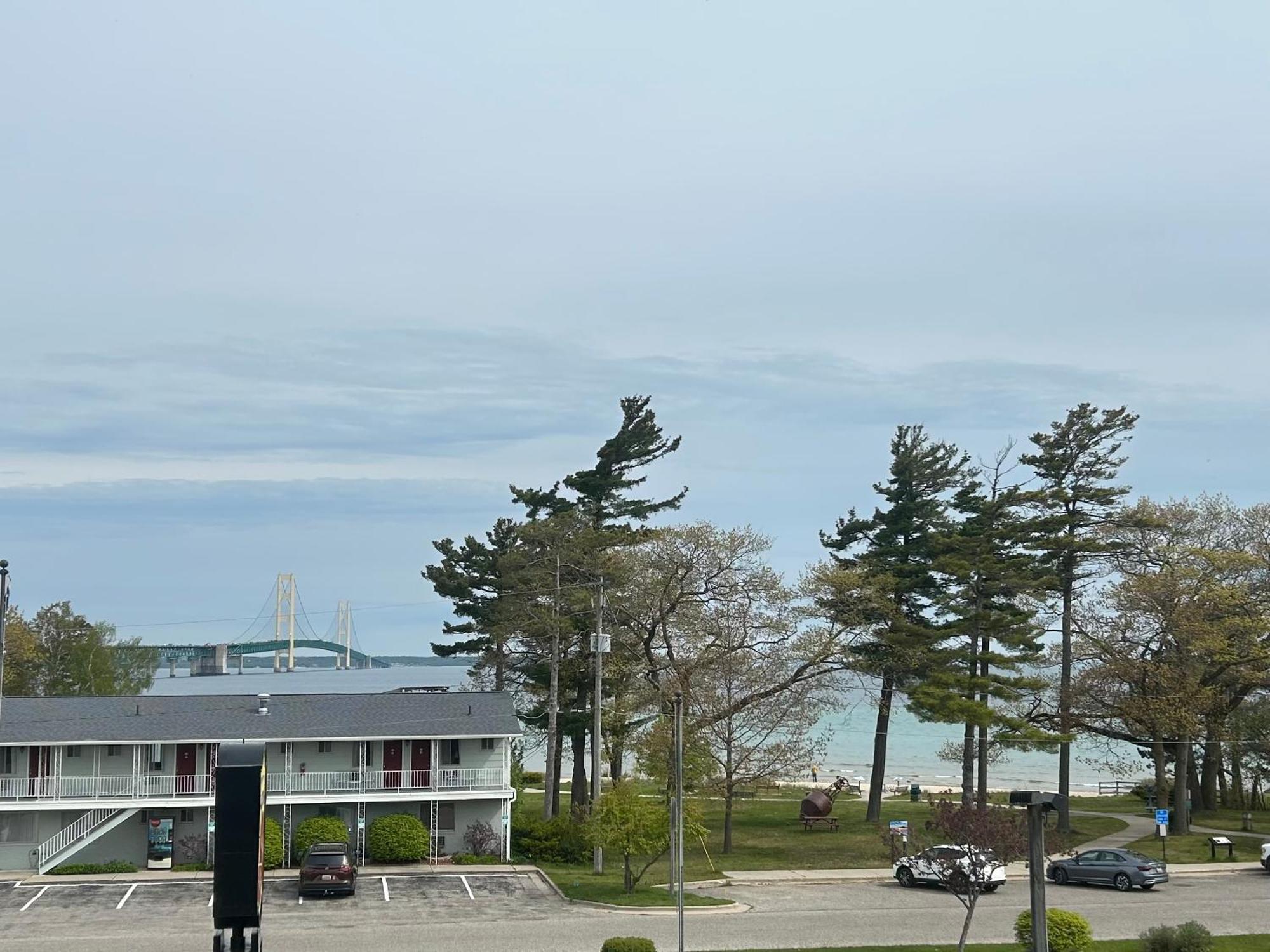 Super 8 By Wyndham Bridgeview Of Mackinaw City Dış mekan fotoğraf